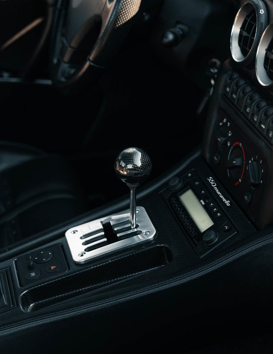 Детали интерьера Ferrari 550 Maranello 2000 года  (фото 51 из 112)